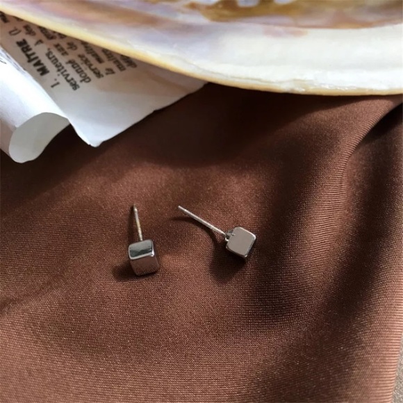 🔴5/$15🔴CLEARANCE Silver Cube Simple Earrings NEW - Picture 5 of 11
